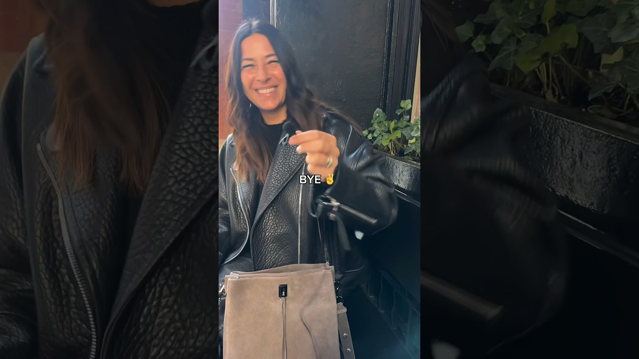 What’s in my Bag (as a minimalist). I’m more about the outside of the bag than what’s in it 🤷🏻‍♀️