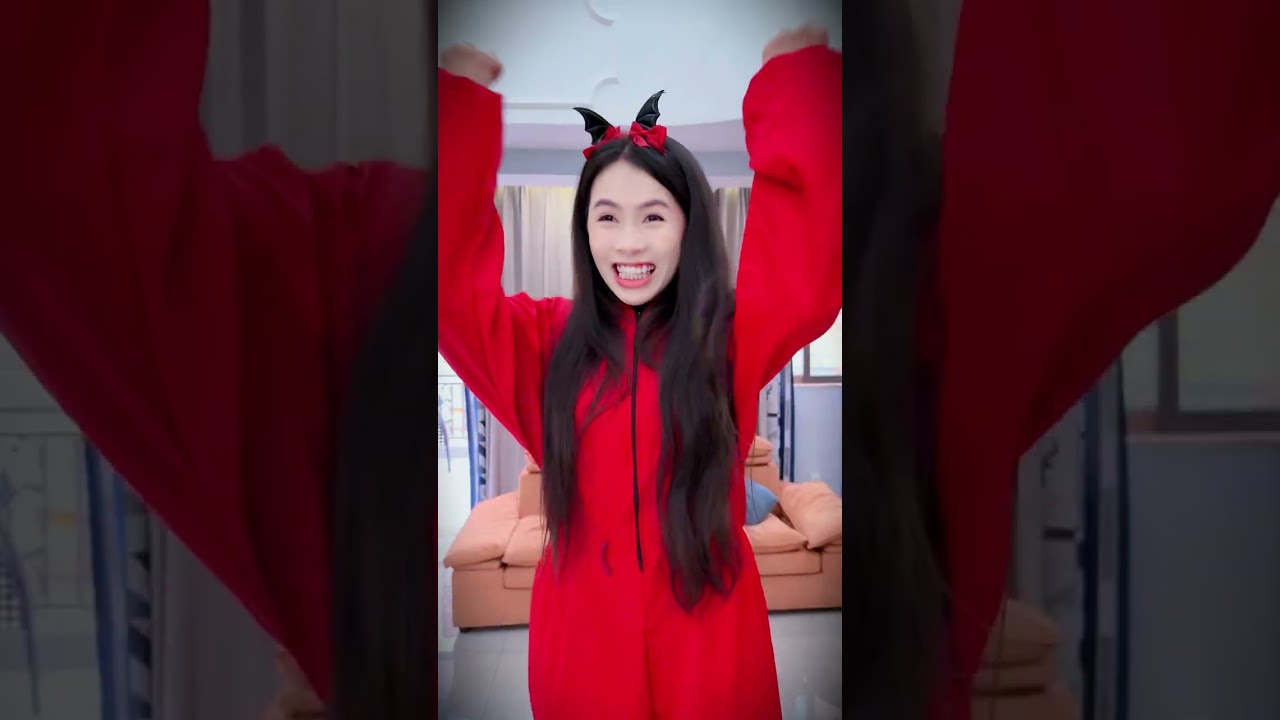 Rabbit police officer catches fugitives and plays games