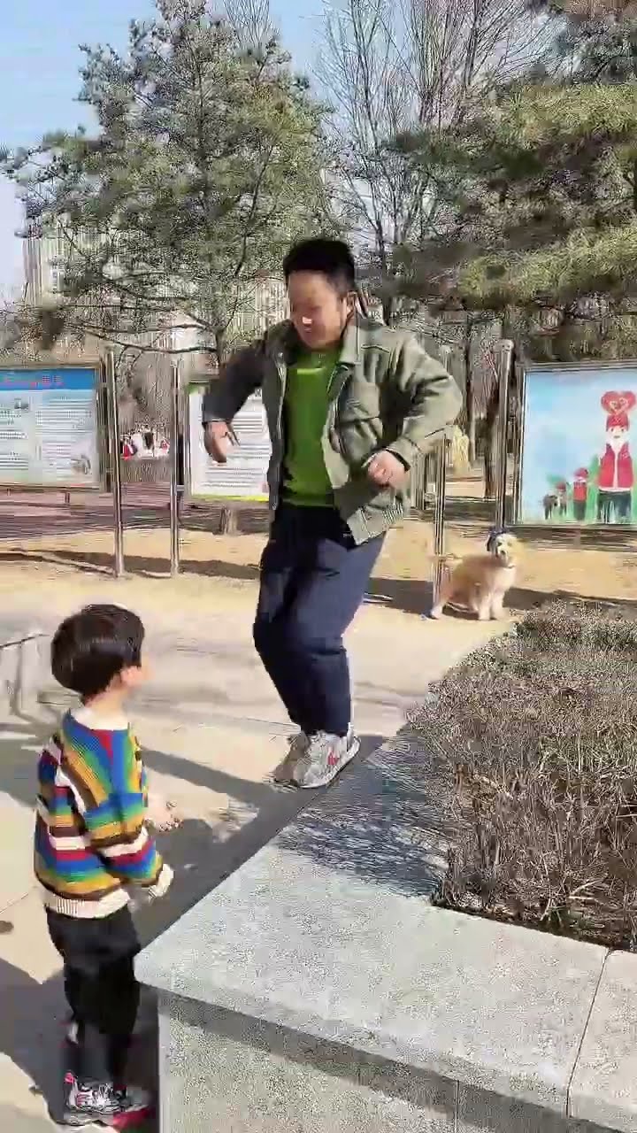 爸爸带娃果然不一样，又到了锻炼儿子的时刻#Cute baby#Cute#呆萌小米宝#聪明宝宝#萌娃
