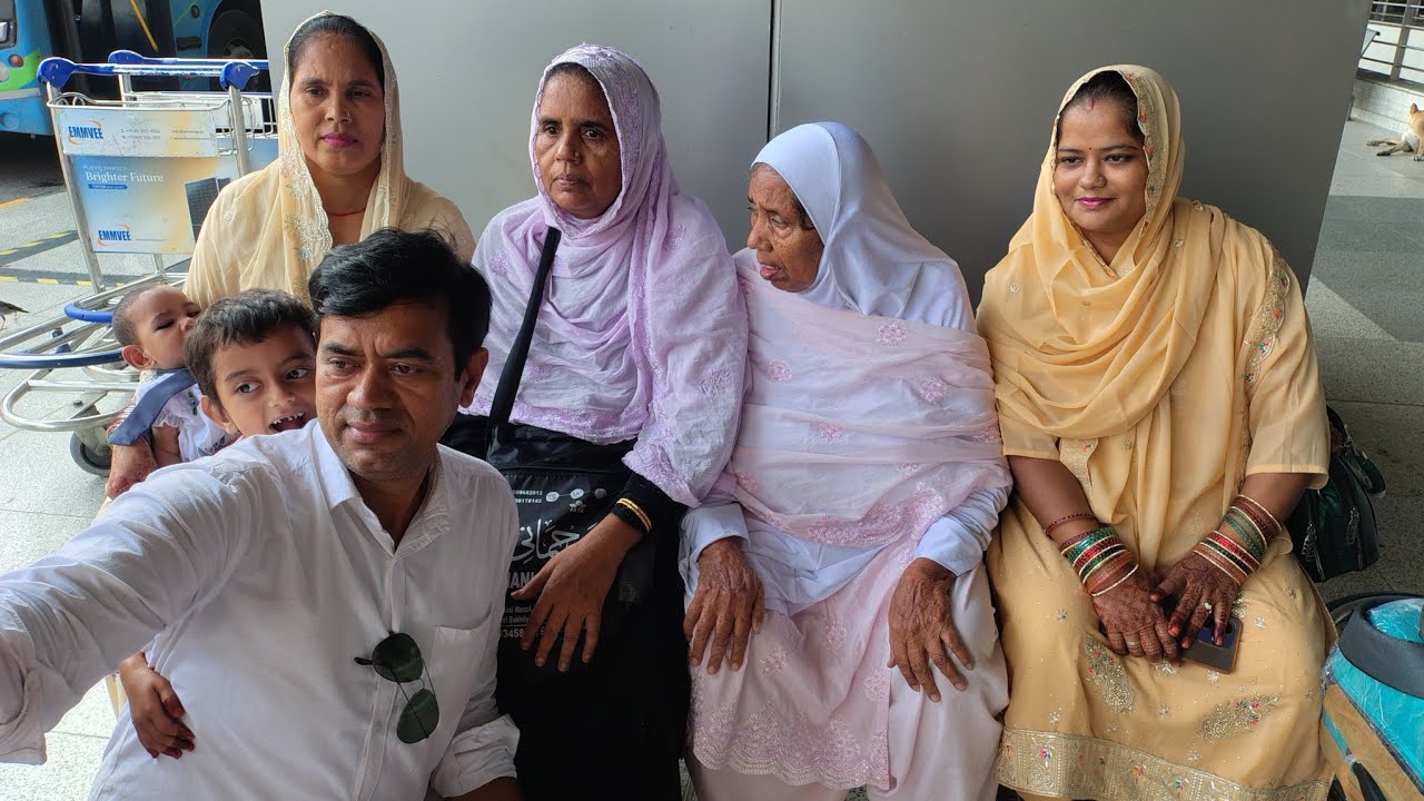 Ham Sab Gaye Airport ✈️Umra Se Sab A Gaye 🕋🤲  Sabse Milkar Bahut Achcha Laga 🥰😀