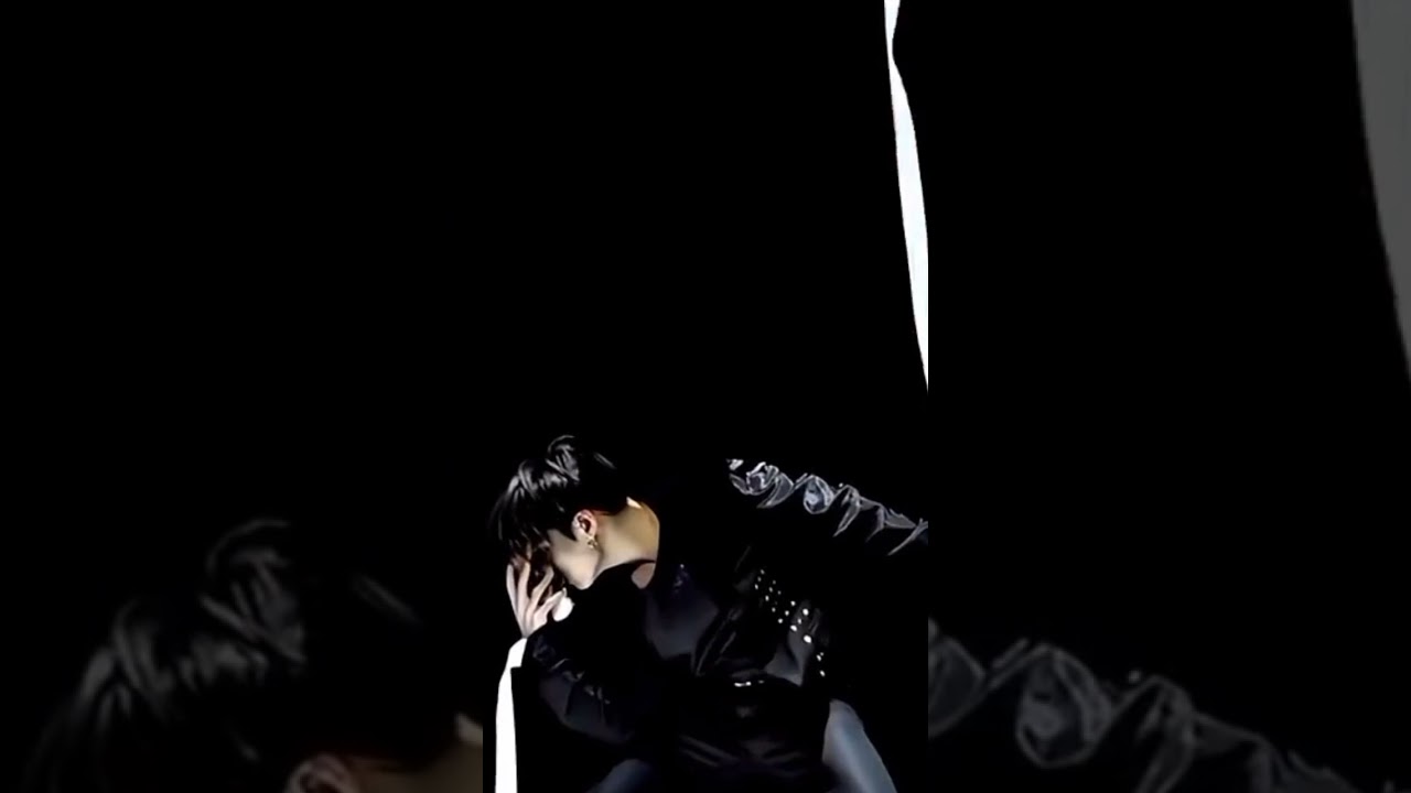 Guarda The man behind the mask - Jungkook😍 su YouTube Guarda The man behind the mask - Jungkook😍 su YouTube