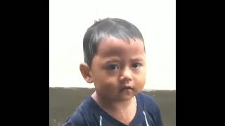 Video Lucu Anak Kecil nangis dimarahin mamanya mandi hujan