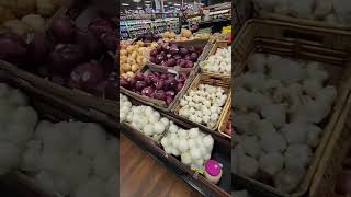 Изобилие овощей, фруктов, зелени в магазине Albertsons Summerlin Las Vegas,  NV  September 2022