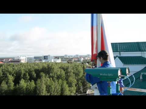 Как меняют флаг России на здании Правительства Югры