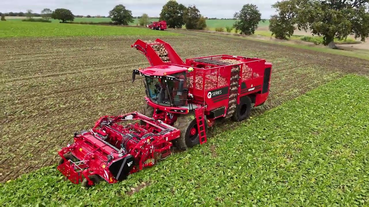 Brand new Vervaet Q-616 (with turbine primary cleaning) lifting its first field of sugar beet