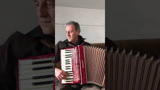 ‘’ Yüksek yüksek tepelere ‘’ with accordion Resimi