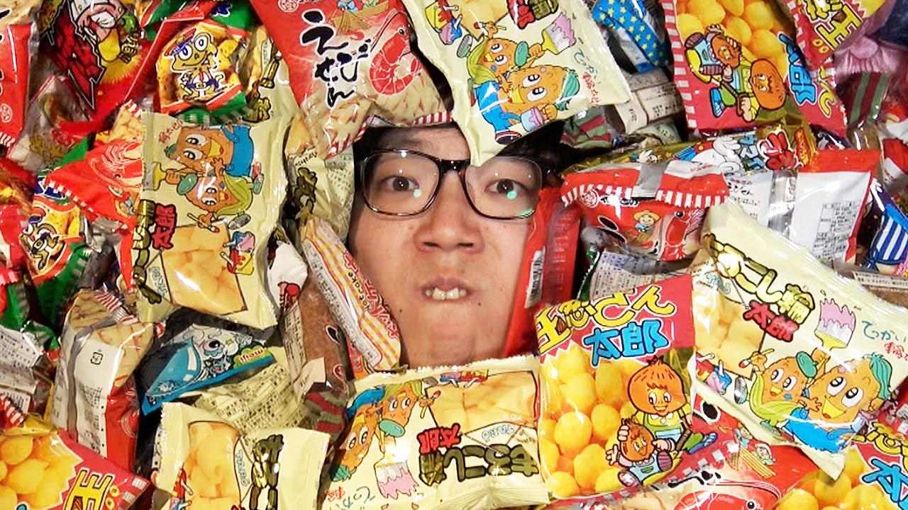 駄菓子500個に埋もれてみた！ - YouTube