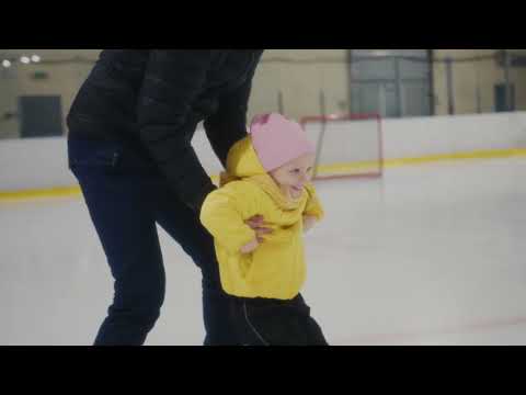 Video: Slidošanas ceļvedis Rokfellera centra ledus hallē