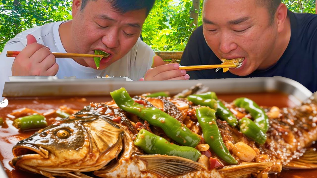 大哥帶回10公斤草魚，二弟做“青椒燜草魚”，湯汁泡飯味道簡直一絕【鐵鍋視頻】