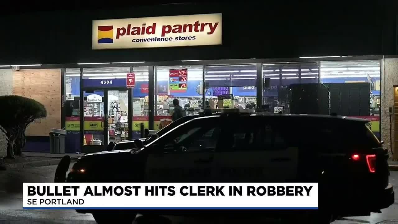 Police look for suspects in SE Portland armed robbery - YouTube