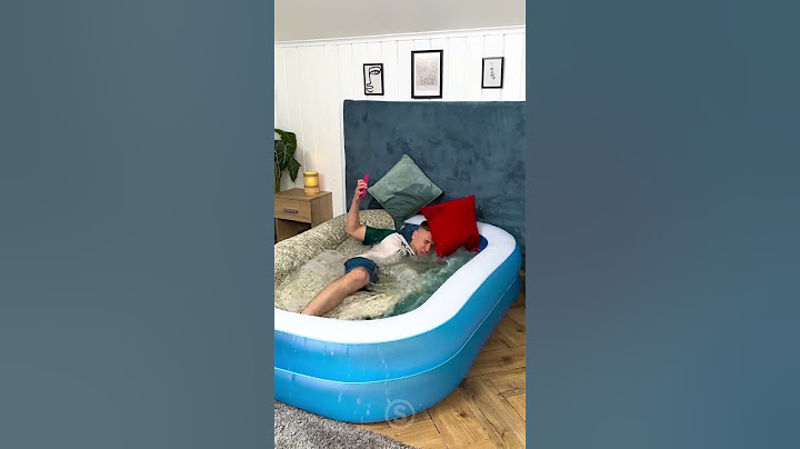 Schlafen in Komfort 🛏️🏊‍♂️😂 Der ultimative Bett-Pool-Streich! #Streich #Pool