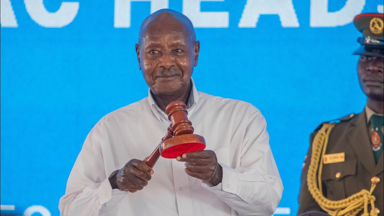 Мусевени рассказывает о том, что произошло во время его последнего ужина с Ньерере, когда он прин...