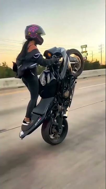 atraksi motor cewek
