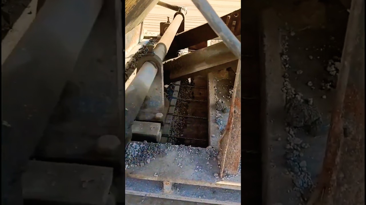 How does the push type of precast concrete machine work?
