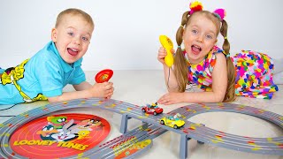 Gaby y Alex están jugando juegos divertidos con su madre  |  Historias para niños