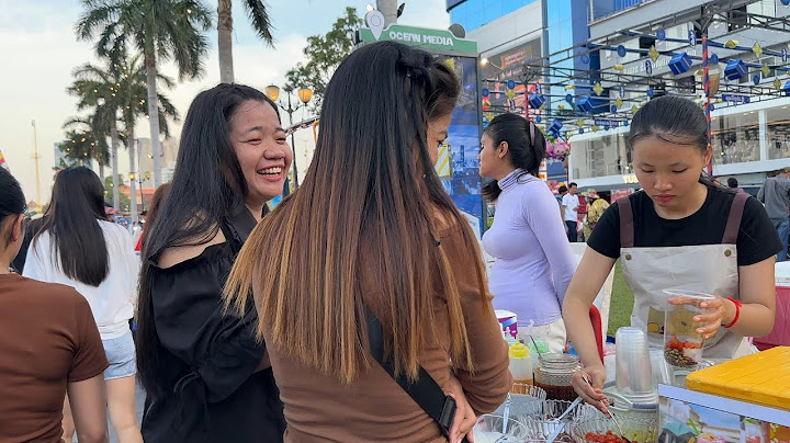 Street Food & Neon Lights – Phnom Penh Night Walk Tour 2025