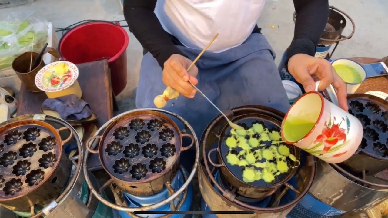 Thai Dessert Street Food - Pandan Sweetmeat ขนมครกใบเตย
