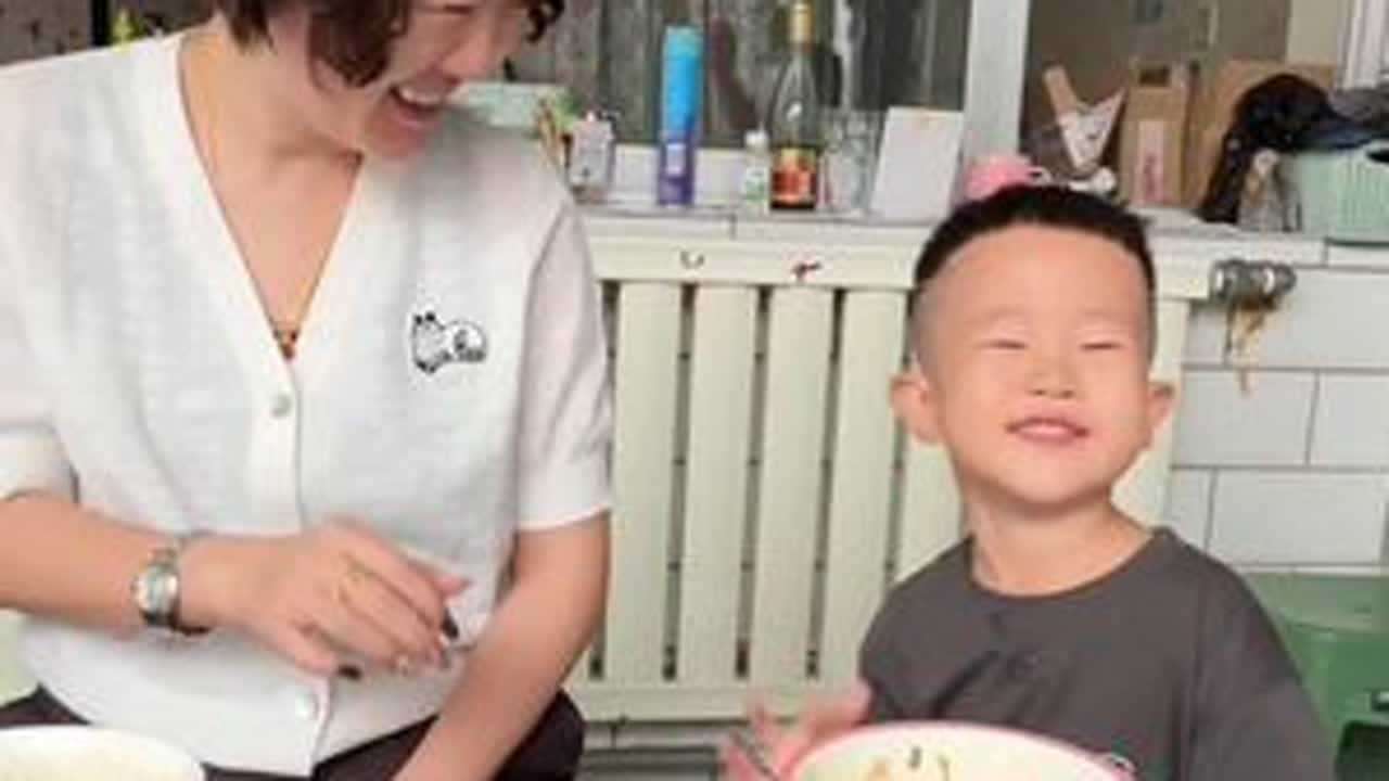 路虎日常混饭，这小家伙几天不见磊哥就想磊哥家的饭！ 四开奶奶也习惯路虎吃饭去了！哈哈，过成一家人了！远亲不如邻近！这句话体会到了！