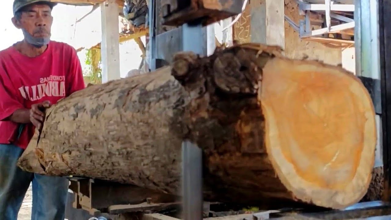 Favorable lightweight process. sawing teak for beams and boards - YouTube