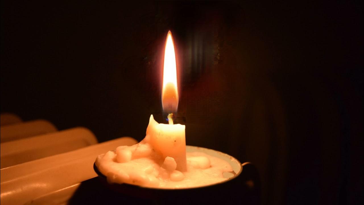 Воск для свечей. Огарки от свечей. Потухшая свеча. Но тем свечи. Горящие свечи.