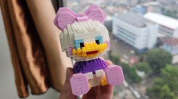 Daisy Duck Blocks Building
