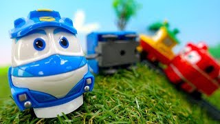 Video con i treni giocattolo. Kay ripara la via ferroviaria. Giochi educativi per bambini