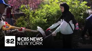 Migrants in NYC plant community garden to say thank you