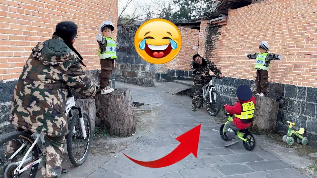 The little traffic police in the village is very unprofessional. Where did he go during work?