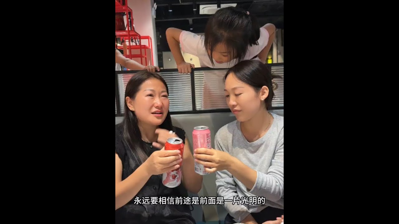 姊妹们我回来了！感谢大家这段时间的关心！谷底已经熬过去了！非常感谢这段难忘又珍贵的经历！@赵楠幸福一家人 也感谢我所有的家人这段时间对我的关心和爱护！今天跟着婶子来湖州织里出差瞬间心情特别好