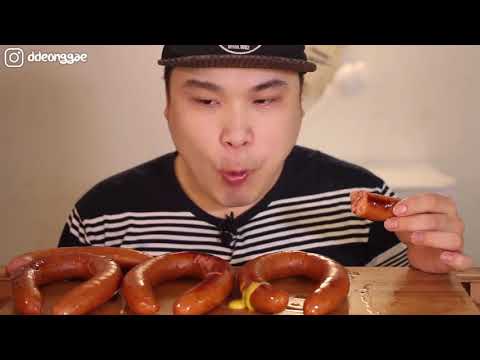 Meokbang (siaran makan-makan) suara nyata ASMR dengan sosis berukuran besar