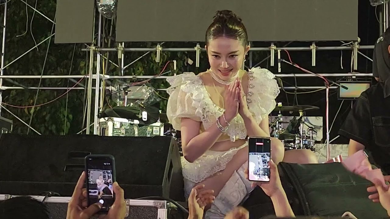 ถ่ายรูปแจกลายเซ็นแฟนคลับ - #แอนอรดี งานวัดโคกขาม #สมุทรสาคร