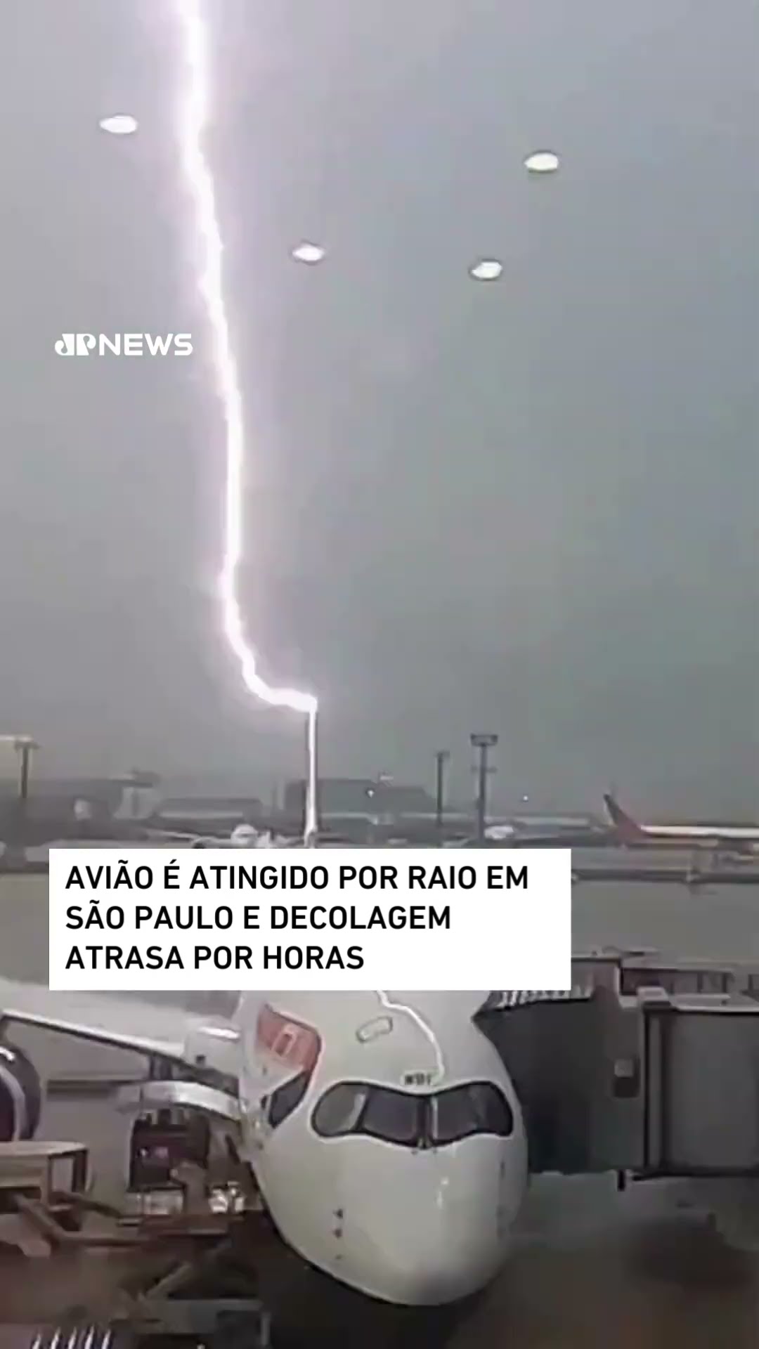 Avião é atingido por raio em São Paulo e decolagem atrasa por horas #shorts