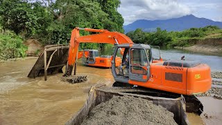 BEKO EXCAVATOR TRUCK SEDANG PROSES MUAT PASIR DI SUNGAI