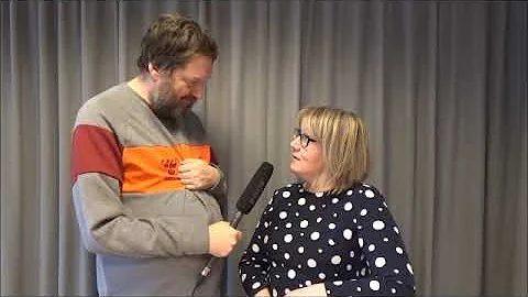 Thomas fra Smil TV Aarhus interviewer sangerinde J...