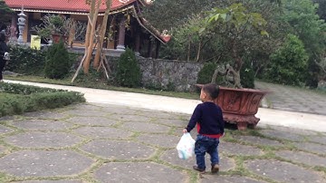 Bé Bỏ Rác Vào Thùng