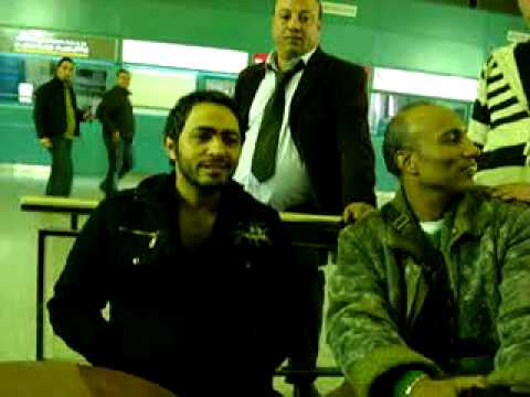 فيديو تامر حسني بيغني لايف مع متعهد الحفلات حسام خليل والمعجبين 2013 HD 