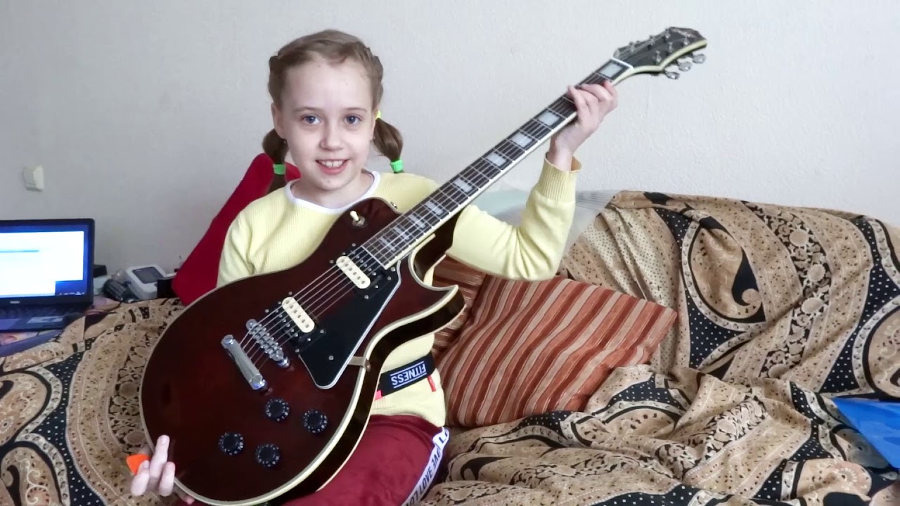 Ева с электрогитарой Ashtone AE-602