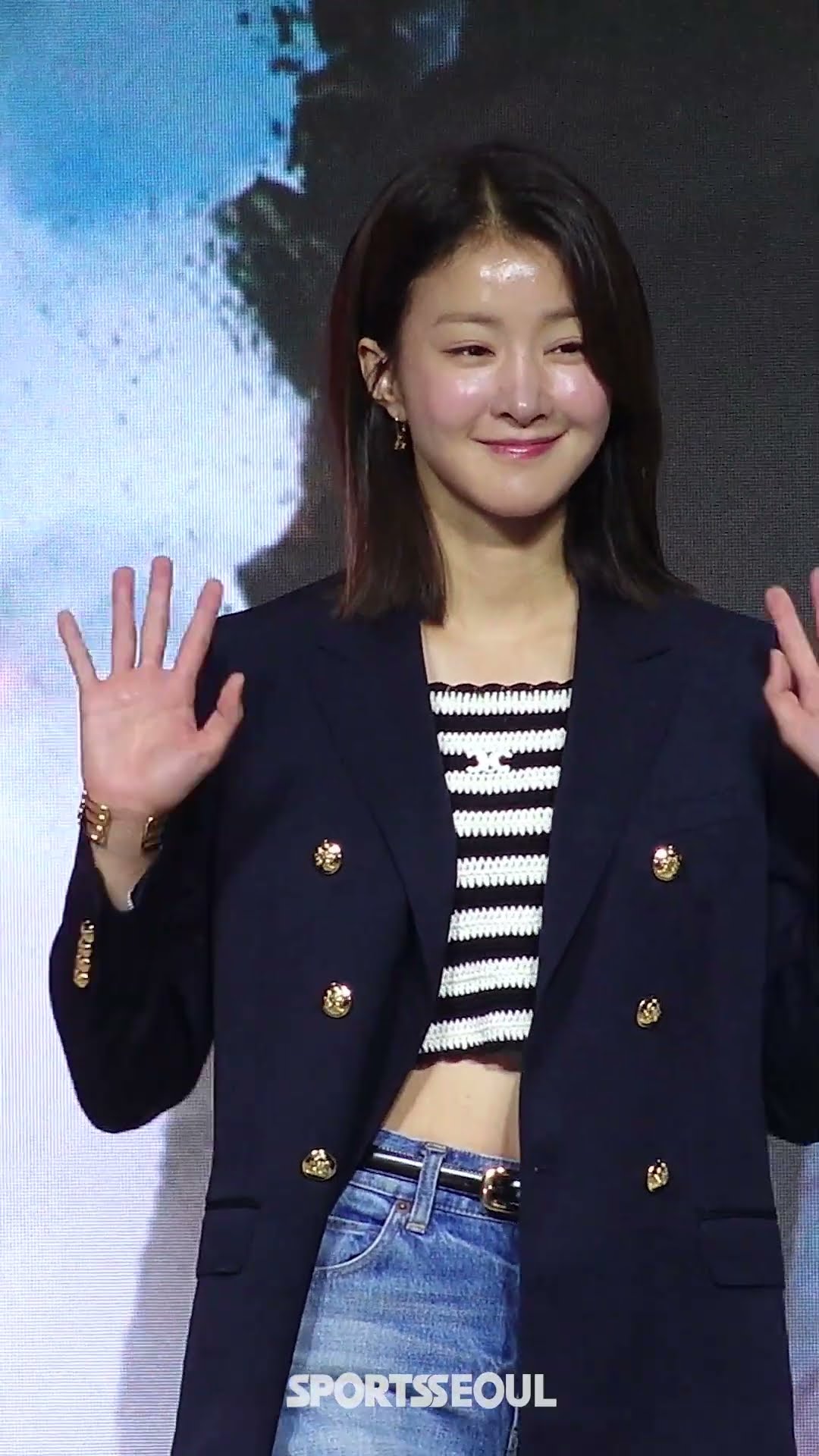 이시영, 우아한 미소로 손인사~