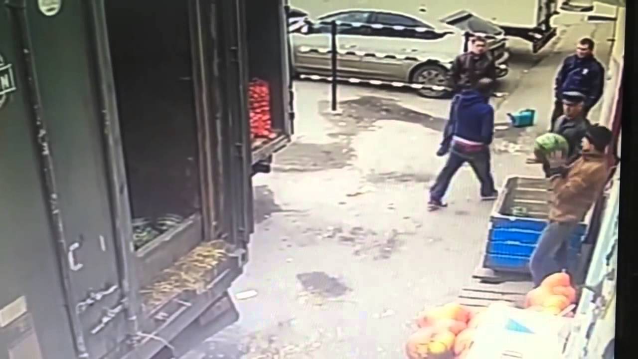 Арбуз об голову - YouTube