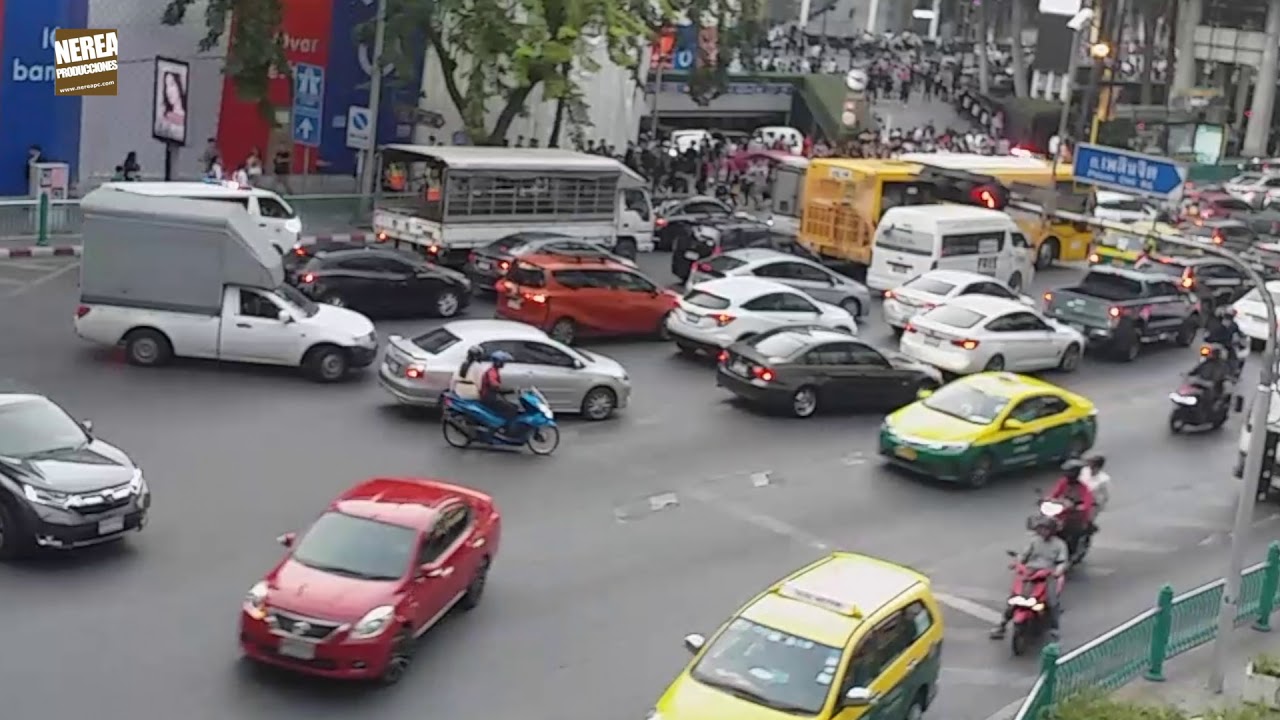 Thailand: Emergency services arrive at Centara Grand Centralworld