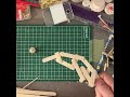 木製スティックと画鋲で作った指