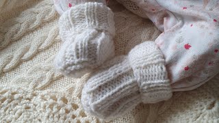 Простые носочки на двух спицах для новорожденных