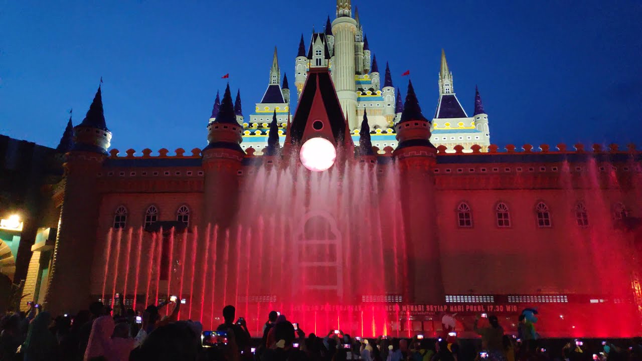 Wisata Surabaya ATLANTIS LAND - Megahnya Air Mancur Menari di malam hari