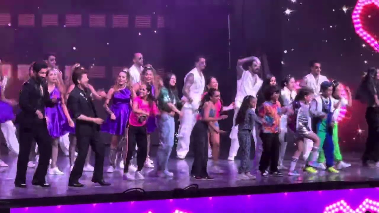 Best moment dance with SRK &vicky❤️💃🏻#iamsrk #vickykaushal #viralvideo #explore #abudhabi #dance