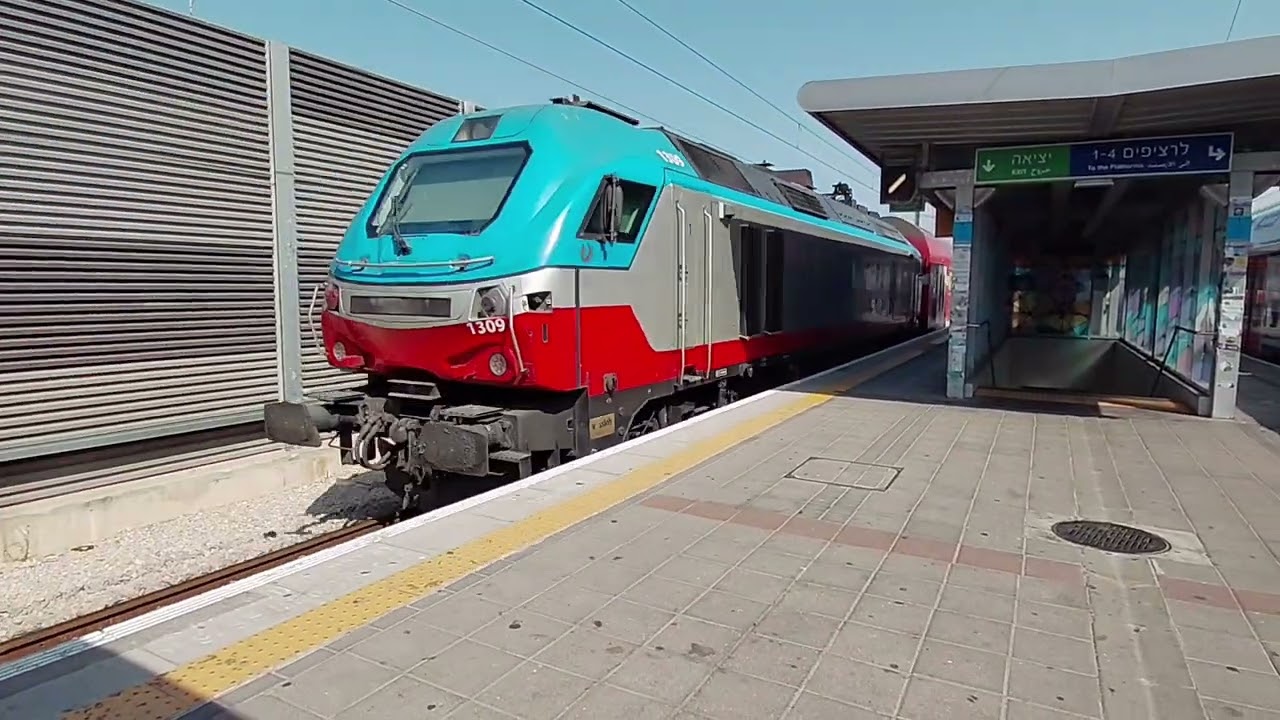 רכבות נכנסות ויצאות בהרצליה רציפים 5 ו 6 רכבת ישראל בפעולה 