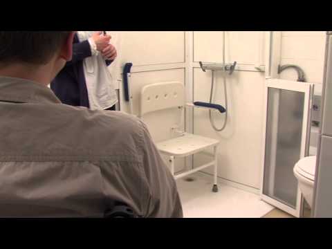 Vidéo: Quelle est la taille d'une salle de bain accessible en fauteuil roulant ?