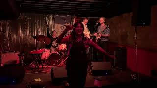 Neighbor Lady covering Dreams by The Cranberries @ The Fox Den in a Dubuque, IA. Oct. 1, 2022 Resimi