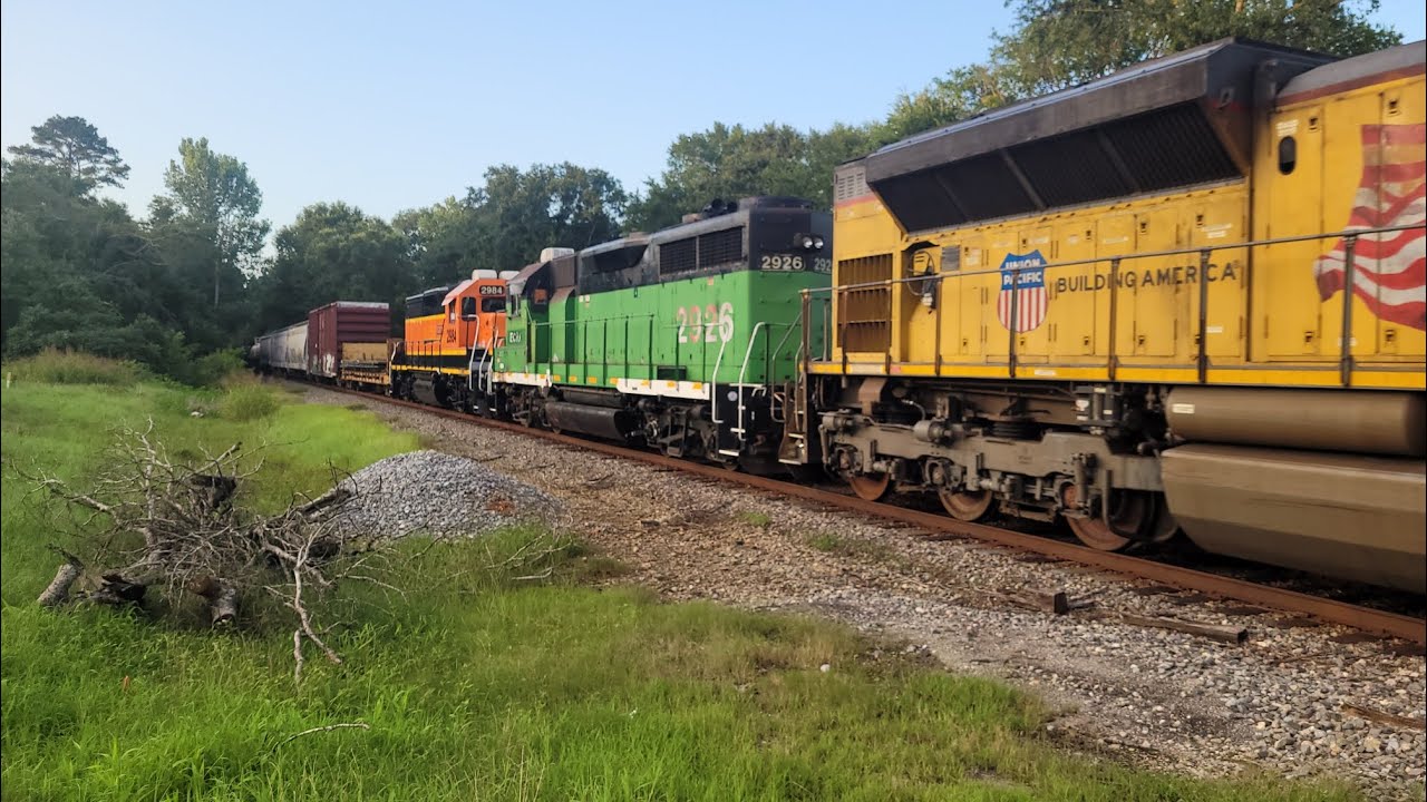 Ex BNSF, ECRX units pass through East Texas - YouTube