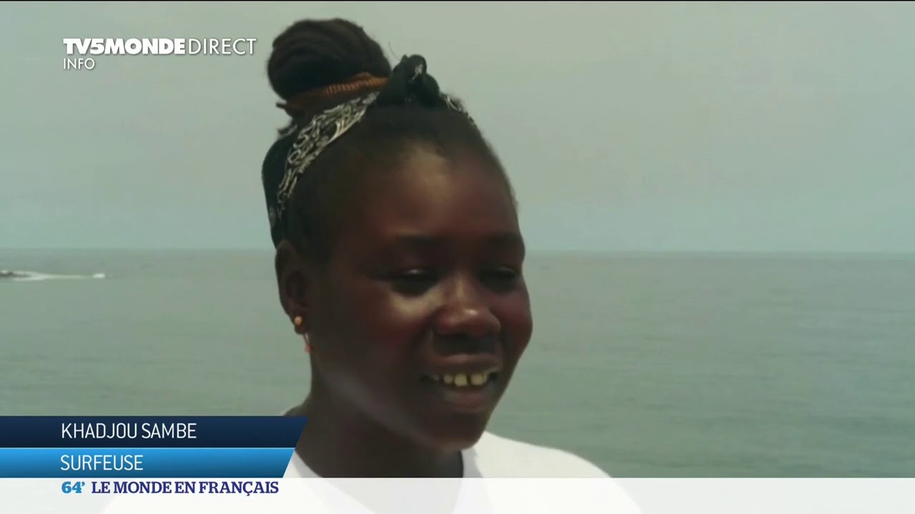 Khadjou Sambe, pionnière du surf féminin au Sénégal