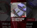 Řidič si nepohlídal zamknutí auta, zloděj mu z něj ukradl tašku s milionem a půl. Více na iDNES.cz